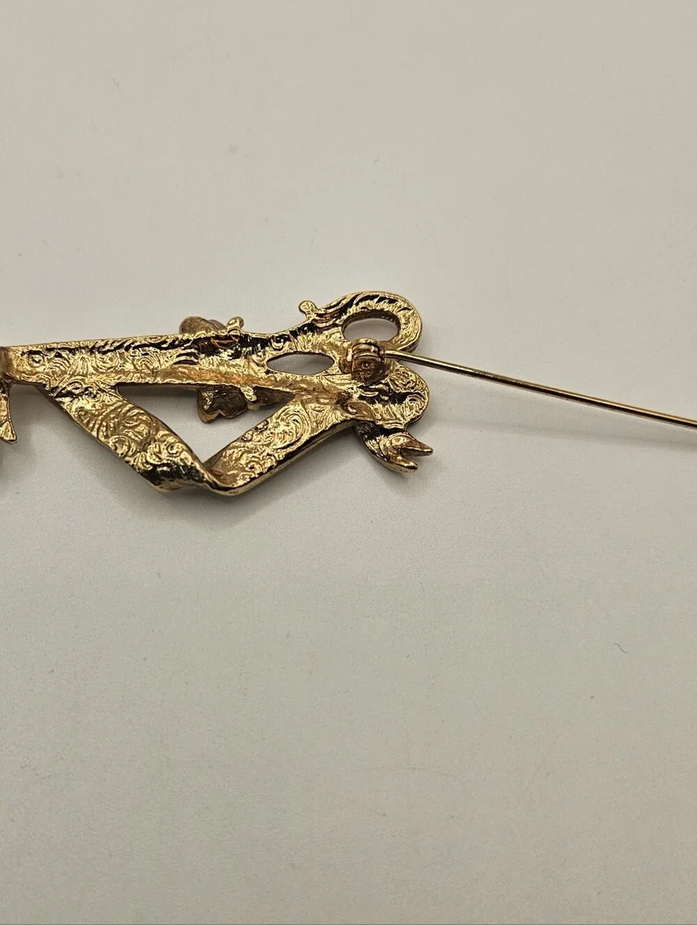 Vintage Gold Tone Scissors Shears Brooch Pin Enamel Rose Ribbon Jewelry